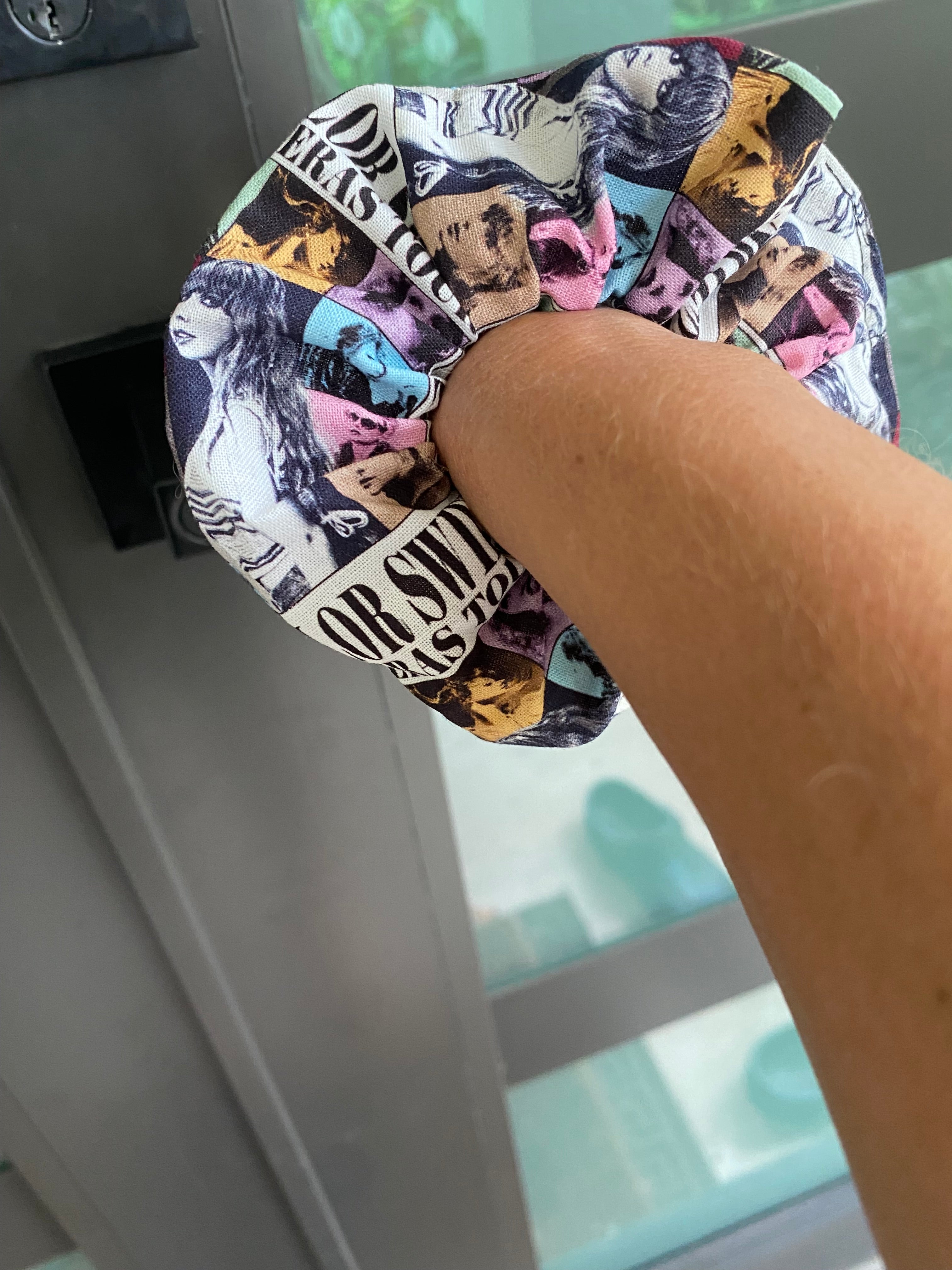 Popstar; Tour Scrunchie