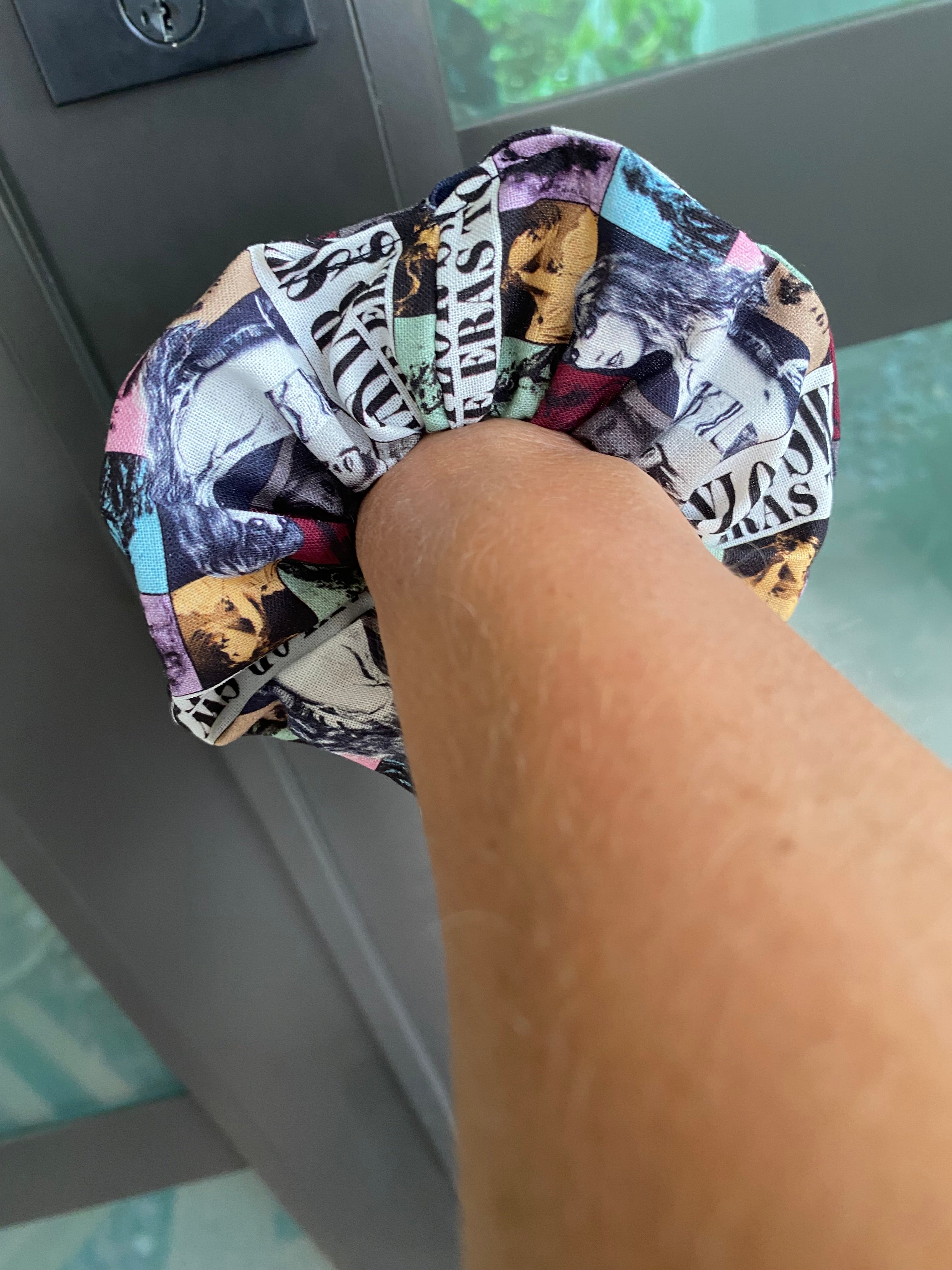 Popstar; Tour Scrunchie